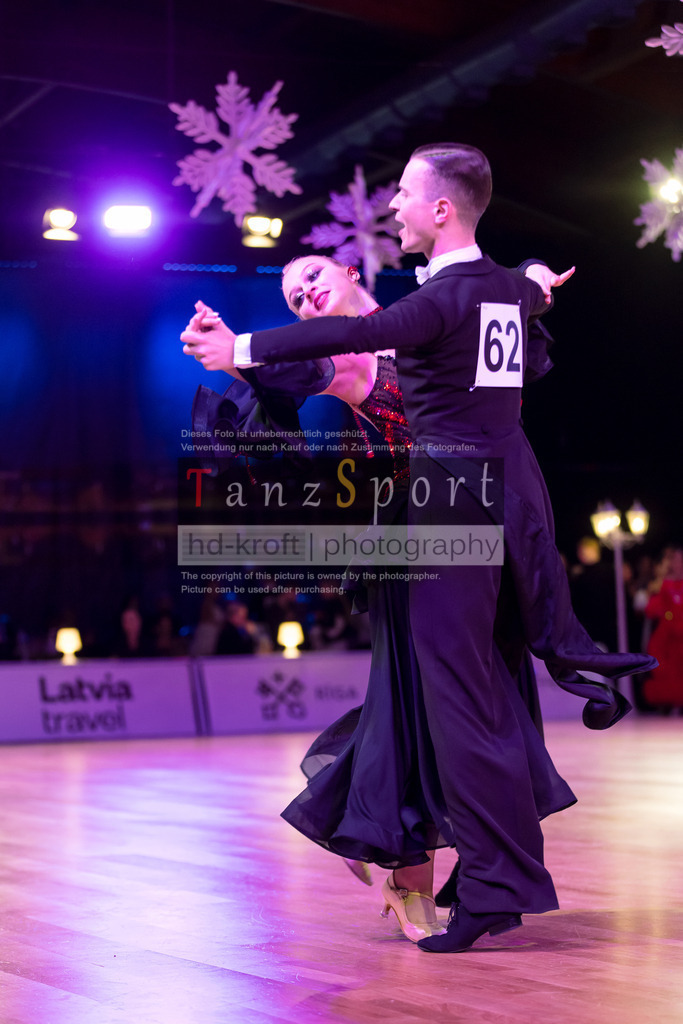20241215_WDSF_Int_Open_Std-Riga-9051 | Tanzsportbilder, Standardtanz, Lateintanz, WDSF, DTV, LTVB, dancecomp, goc, hessen tanzt, blaues band der spree, walzer, tango, wiener walzer, slowfox, quickstepp, samba, rumba, cha-cha-cha, paso doble. jive, hd-kroft photography, turniertanzsport