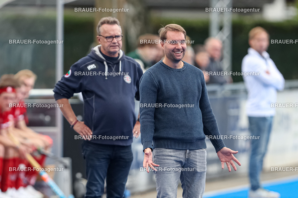 Crefelder HTC und Club an der Alster   | Krefeld, Deutschland 24.09.2022,Sportlicher Leiter Johannes Schmitz (Crefelder HTC) gestikuliert, Gestik, 

beim 1. Bundesliga Spiel der Herren zwischen Crefelder HTC und Club an der Alster  auf der Gerd Wellen Hockeyanlage am 24. September 2022 in Krefeld.

(Foto: BRAUER-Fotoagentur)
 