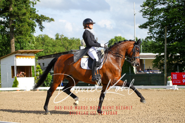 DKP41566 | Turnierfotos kaufen im Webshop von Daniel Kuhl Photography – entdecke professionelle Reitsportfotos aus Turnieren & Events. Hochwertige Turnierbilder online bestellen & sichern. Jetzt Fotos von Reitsportturnieren kaufen!