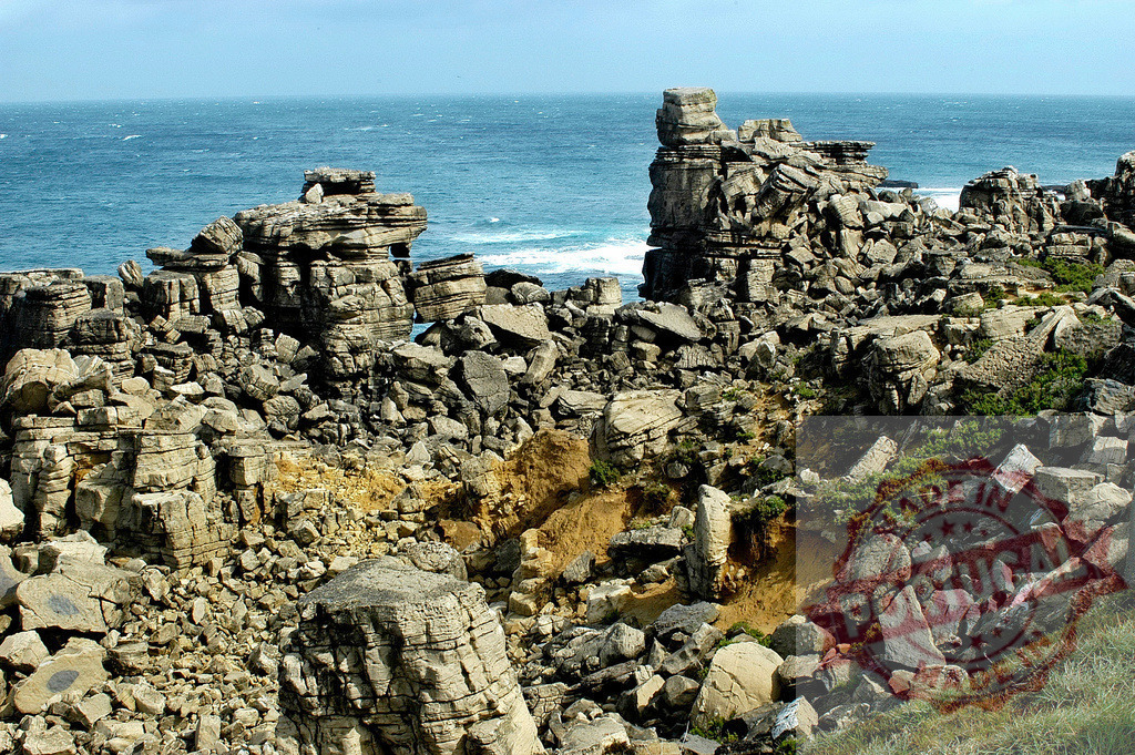 Rugged rock formations along the Atlantic ocean coast | Rugged rock formations and eroded cliff faces along a wild coastline meeting the ocean - Realisiert mit Pictrs.com