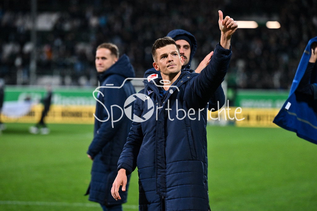SpVgg Greuther Fürth - Karlsruher SC | FUERTH, GERMANY - OCTOBER 24: the team of Karsluhe - Marvin WANITZEK (Karlsruher SC 10) - celebtrating with the fans after the 2. bundesliga match between SpVgg Greuther Fuerth vs. Karlsruher SC on matchday 10 at Sportpark Ronhof Thomas Sommer on October 24, 2025 in Fuerth, Germany / DFL REGULATIONS PROHIBIT ANY USE OF PHOTOGRAPHS AS IMAGE SEQUENCES AND/OR QUASI-VIDEO