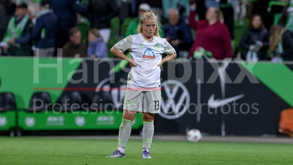 Fussball, Google Pixel Frauen-Bundesliga, VfL Wolfsburg - SV Werder Bremen | Ricarda Walkling (SV Werder Bremen, 13) enttäuscht über die Niederlage, Enttäuschung nach dem Schlusspfiff, Abpfiff, Highlight, Verlierer, verloren, Frustration, pessimistisch,, DIE DFB-RICHTLINIEN UNTERSAGEN JEGLICHE NUTZUNG VON FOTOS ALS SEQUENZBILDER UND/ODER VIDEOÄHNLICHE FOTOSTRECKEN. DFB REGULATIONS PROHIBIT ANY USE OF PHOTOGRAPHS AS IMAGE SEQUENCES AND/OR QUASI-VIDEO.