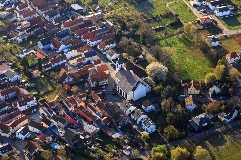 Luftbild: Kirche St. Josef in Offenbach an der Queich im Bundesland Rheinland-Pfalz in Deutschland. Foto: IMG_126400.jpg vom 04.04.2021 durch Werner Riehm/FLY-FOTO.de