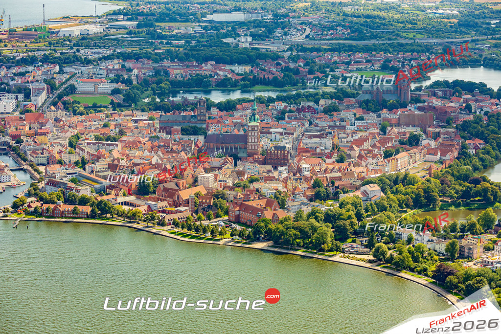 Schrägluftbild  Altstadt  Stralsund - Das Luftbild wurde 2025 vom UL-Flugzeug heraus erstellt (ohne Drohne- keine Drohnenaufnahme ) - Hochauflösende Luftaufnahme -Nicht vergleichbar mit Google Maps oder Satelittenbilder- Die Geschenkidee !Mit Lizenz und Bildrechte bestellbar