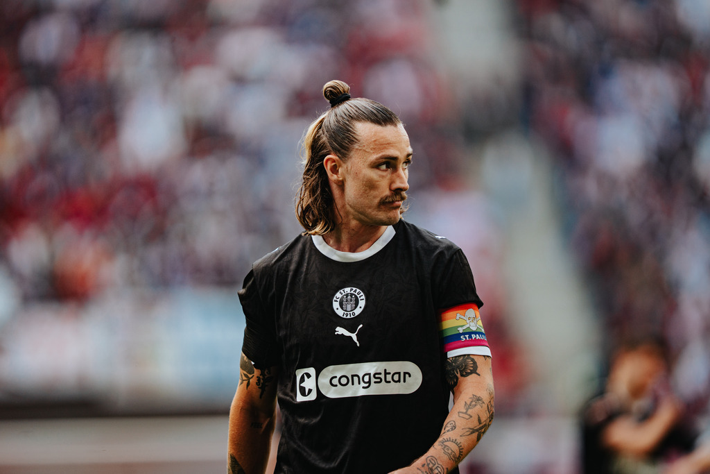 FCP01278 | Der offizielle Shop für FC St. Pauli Fotos. Wähle aus Spielszenen & Fanmomenten dein FCSP Wunschformat. Wir liefern Millerntor-Atmosphäre.
