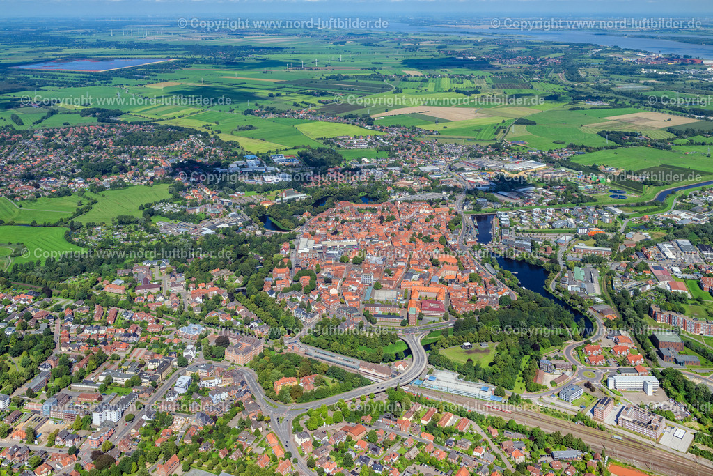 Stade_Altstadt_ELS_0913200823 | STADE 20.08.2023 Altstadtbereich und Innenstadtzentrum in Stade im Bundesland Niedersachsen, Deutschland. Weiterführende Informationen bei: Hansestadt Stade. // Old Town area and city center in Stade in the state Lower Saxony, Germany. Further information at: Hansestadt Stade. Foto: Martin Elsen