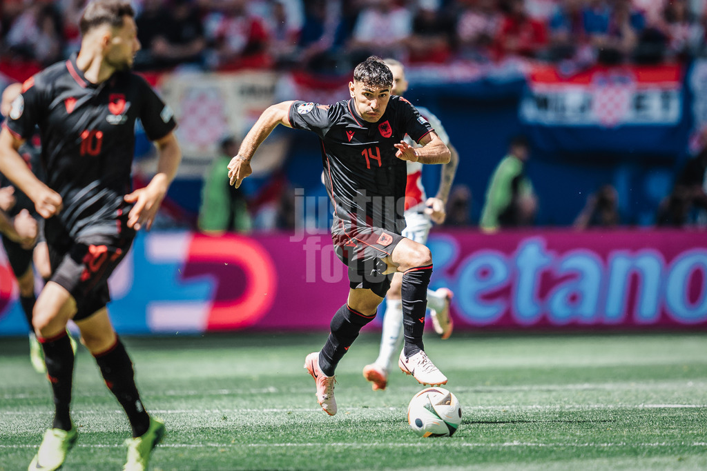Fußball | Herren | UEFA-Fußball-Europameisterschaft 2024 | Gruppe B | Kroatien vs. Albanien | 19.06.2024 | Qazim Laci (#14, Albanien) am Ball