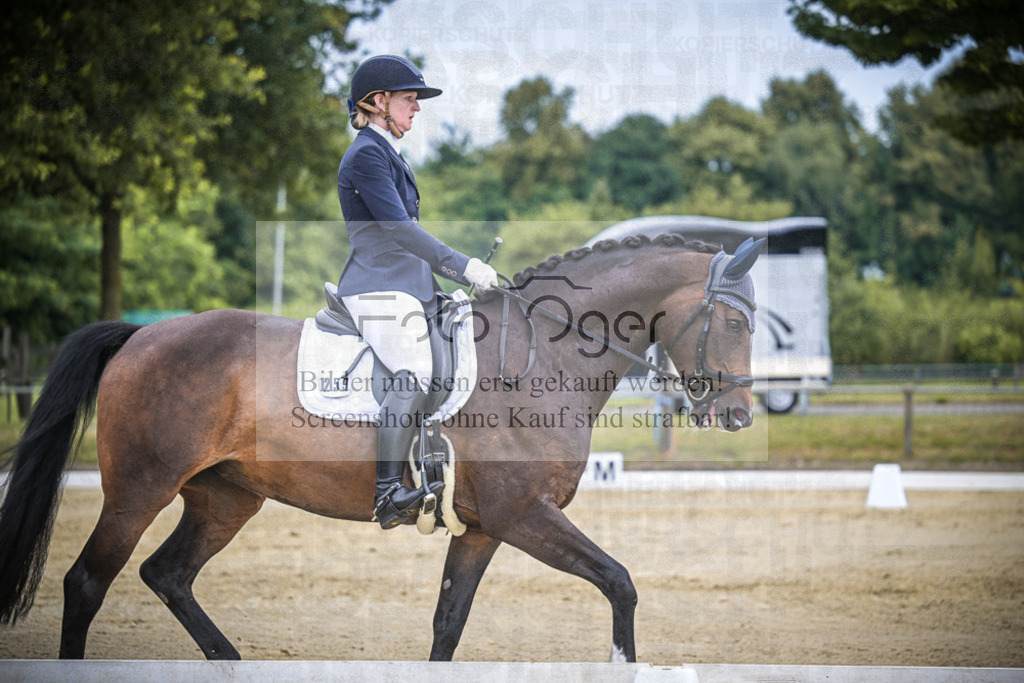 DOS_3292 | Entdecke hochwertige Reitturnierfotos von Foto Oger. Professionell, emotional und authentisch – jetzt Lieblingsmomente im Shop bestellen.Deutschlandweite Turnierfotografie. - Realisiert mit Pictrs.com