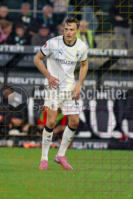 Borussia Mönchengladbach vs SC Freiburg - Bundesliga  | Mönchengladbach, Deutschland, 05.10.25:   Haris Tabakovic (Borussia Mönchengladbach) schaut waehrend des Spiels der Bundesliga zwischen Borussia Mönchengladbach vs SC Freiburg im Stadion im Borussia Park(Foto von Brauer-Fotoagentur / Adrian Schlueter)