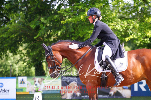 DKP41636 | Deine Turnierfotos vom Reitturnier online kaufen: Dressur, Springen & Siegerehrung. Professionelle Pferdefotografie aus dem Rheinland – als Download & Print.Alternative: Turnierfotograf für den Pferdesport: Finde deine Fotos von Dressur- und Springturnier