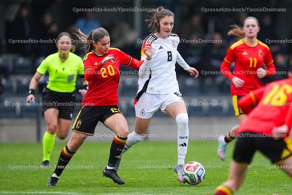 xYDRx26112501061 | 26.11.2025, xydrx, Fußball, Länderspiel, EM-Qualifikation U19-Frauen, Belgien - Deutschland, Sportschule Wedau: Nel Neyrinck (BEL #20) im Zweikampf gegen Lotta Wrede (GER #8)
