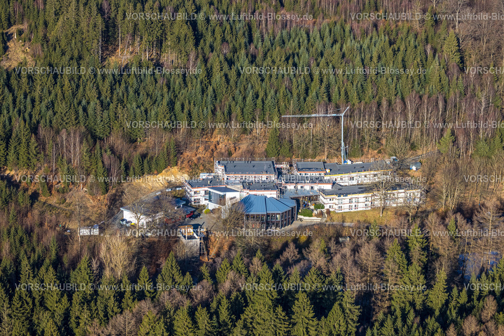 Meschede260104359 | Luftbild, Baumaßnahme Matthias-Claudius-Haus im Wald, Ferienstätte und Tagungsstätte der Diakonie, Baustelle und Renovierung mit Baukran und Gebäude mit Fassadengerüst, Hochseilgarten Eversberg, Eversberg, Meschede, Sauerland, Nordrhein-Westfalen, Deutschland