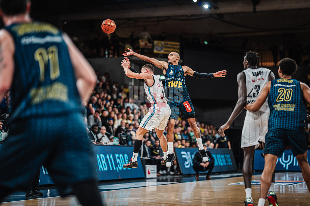 Basketball | Männer | Saison 2024/2025 | easyCredit Basketball Bundesliga | 4. Spieltag | Veolia Towers Hamburg vs. EWE Baskets Oldenburg | 06.10.2024 | v.l. Brae Ivey (#1, Veolia Towers Hamburg) und Geno Crandall (#9, EWE Baskets Oldenburg)