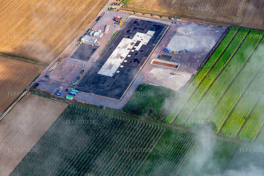 Baustelle des Tiefenbohrplatz V20 von Vulcan Energy am Schleidberg zur Förderung von Geothermie und Lithium https://v-er.eu/de/ | Luftbild: Baustelle des Tiefenbohrplatz V20 von Vulcan Energy am Schleidberg zur Förderung von Geothermie und Lithium https://v-er.eu/de/ in Insheim im Bundesland Rheinland-Pfalz in Deutschland. Foto: IMG_143002.jpg vom 03.08.2024 durch Werner Riehm/FLY-FOTO.de - Realisiert mit Pictrs.com