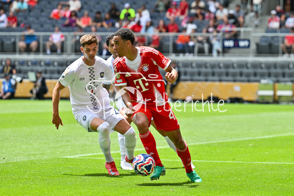 FC Bayern München - TQL Stadium | Im Duell Jamal MUSIALA (FC Bayern Muenchen 42) und Alfie ROGERS (Auckland City FC 23) / Zweikampf / FIFA Club World Cup: FC Bayern Muenchen - Auchkland City FC, TQL Stadium am 15.06.2025 / NOT FOR SALE IN USA / BLD / ZDF