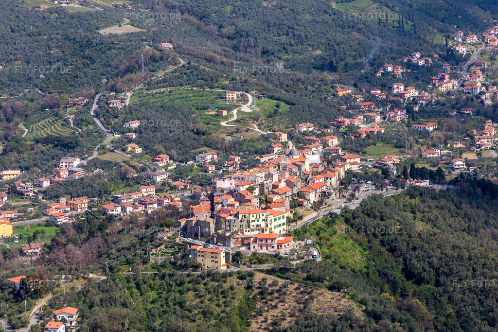 Luftbild: Dorfansicht im Ortsteil Nicola in Ortonovo im Bundesland La Spezia in Italien. Foto: IMG_087156.jpg vom 04.04.2016 durch Werner Riehm/FLY-FOTO.de