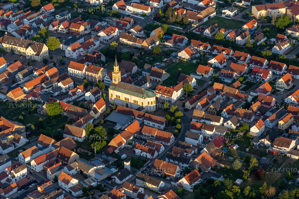 Luftbild: St. Martinus in Lingenfeld im Bundesland Rheinland-Pfalz in Deutschland. – Foto: IMG_133557.jpg vom 12.07.2022 durch Werner Riehm/FLY-FOTO.de – Auflösung des Originals: 5472 x 3648 px – Pfarrei Germersheim, Bistum Speyer