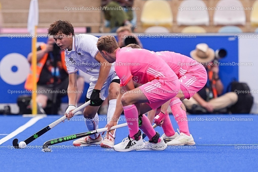 xydrx08082502007 | 08.08.2025, xydrx, Herren EuroHockey Championship 2025, Gruppenphase, Gruppe B, Deutschland - Frankreich, Sparkassenpark Mönchengladbach: Malo Martinache (Franzoesische Feldhockey Nationalmannschaft #14) im Zweikampf gegen Malte Hellwig (Deutsche Feldhockey Nationalmannschaft #29) und Hannes Mueller (Deutsche Feldhockey Nationalmannschaft #25)