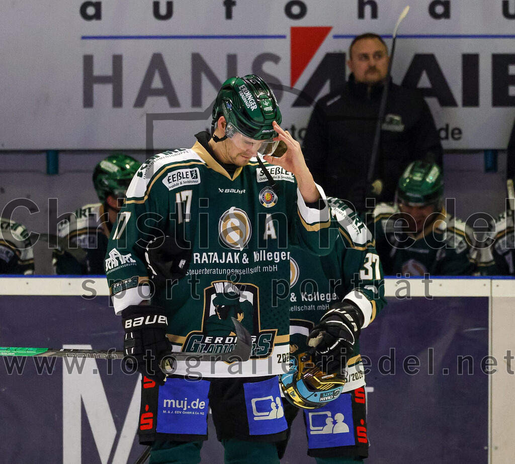 2025-12-19_015_TSV_Erding_gegen_Toelzer_Loewen | Erding, Deutschland, 19.12.2025:Eishockey, Oberliga Süd 2025 / 2026, 27. Spieltag, TSV Erding gegen Tölzer Löwen, Endergebnis: 2:5Elia Ostwald (Erding Gladiators, #17)Foto: Christian Riedel / fotografie-riedel.net