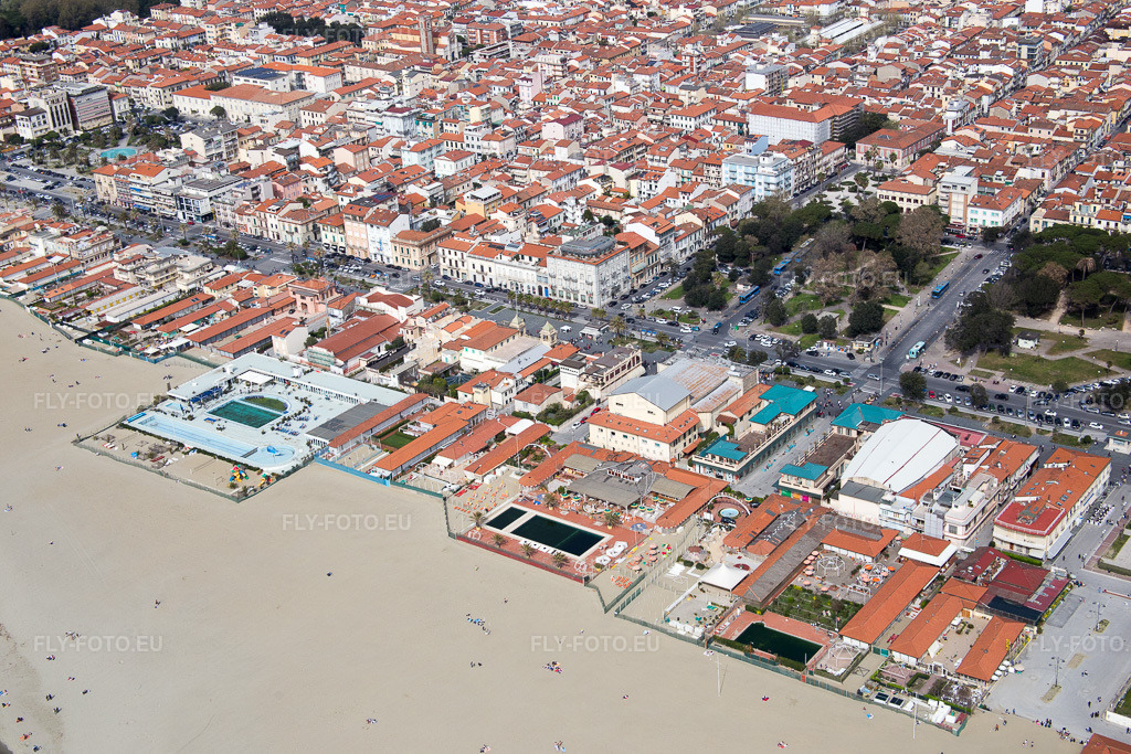 Vue aérienne: Vue de la ville à Viareggio dans le département Lucca, Italie. Photo: IMG_086899.jpg prise le 03/04/2016 par Werner Riehm/FLY-FOTO.eu – Résolution de l'original: 5472 x 3648 px