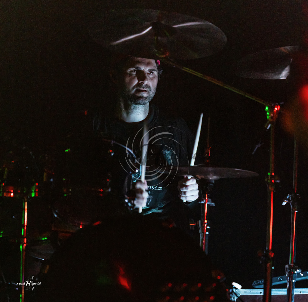 Justice 23.12.2025 | Frank Herberich Fotografie, Frank Herberich, Fotografie, Hochzeit, Portrait, St. Peter Ording, Ording, Westerhever, Nordsee, Frank Fotografie, Hardheim,  Odenwald,Walldürn, Band,Eventfotografie - Realisiert mit Pictrs.com