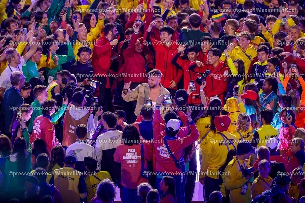FISU16072501077 | 16.07.2025, Duisburg, FISU World University Games Summer, Rhine-Ruhr 2025, Opening Ceremony, Schauinsland-Reisen-Arena: DJ Topic spielt Musik zwischen den Feiernden Sportlern 