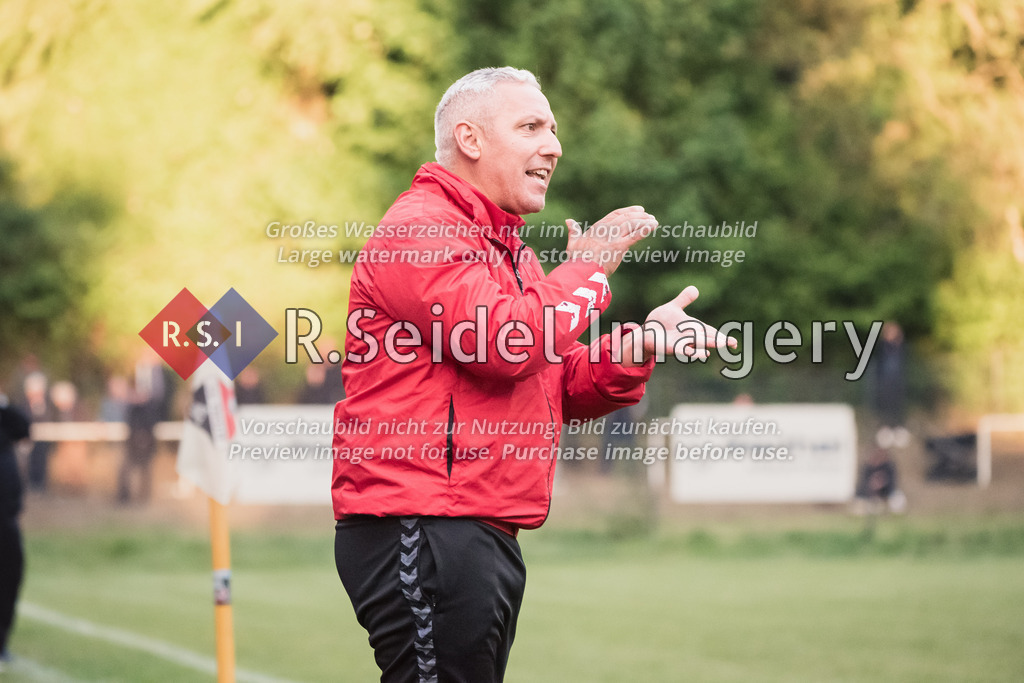 RS-1-117916 | Fabrizio Tuttolomondo (AFC, Torwarttrainer) feuert die Spieler an