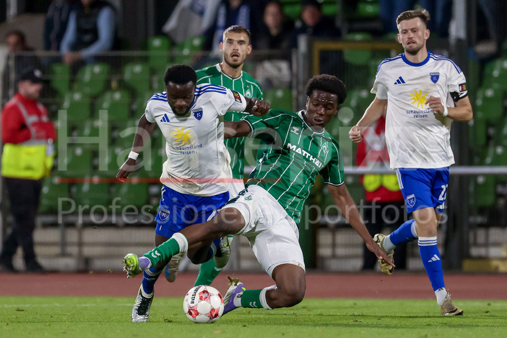 Fussball, Regionalliga Nord, SV Werder Bremen II - BSV Kickers Emden | v.li.: Emanuel Adou (BSV Kickers Emden, 27) und Wesley Adeh (SV Werder Bremen II, 6) im Zweikampf, Duell, Dynamik, Aktion, Action, Spielszene
