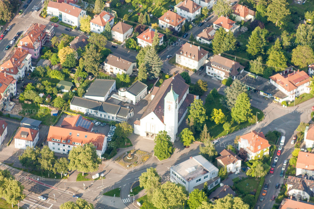 Luftbild: Christkönigkirche im Ortsteil Rüppurr in Karlsruhe im Bundesland Baden-Württemberg in Deutschland. Foto: IMG_27400.jpg vom 23.05.2010 durch Werner Riehm/FLY-FOTO.de