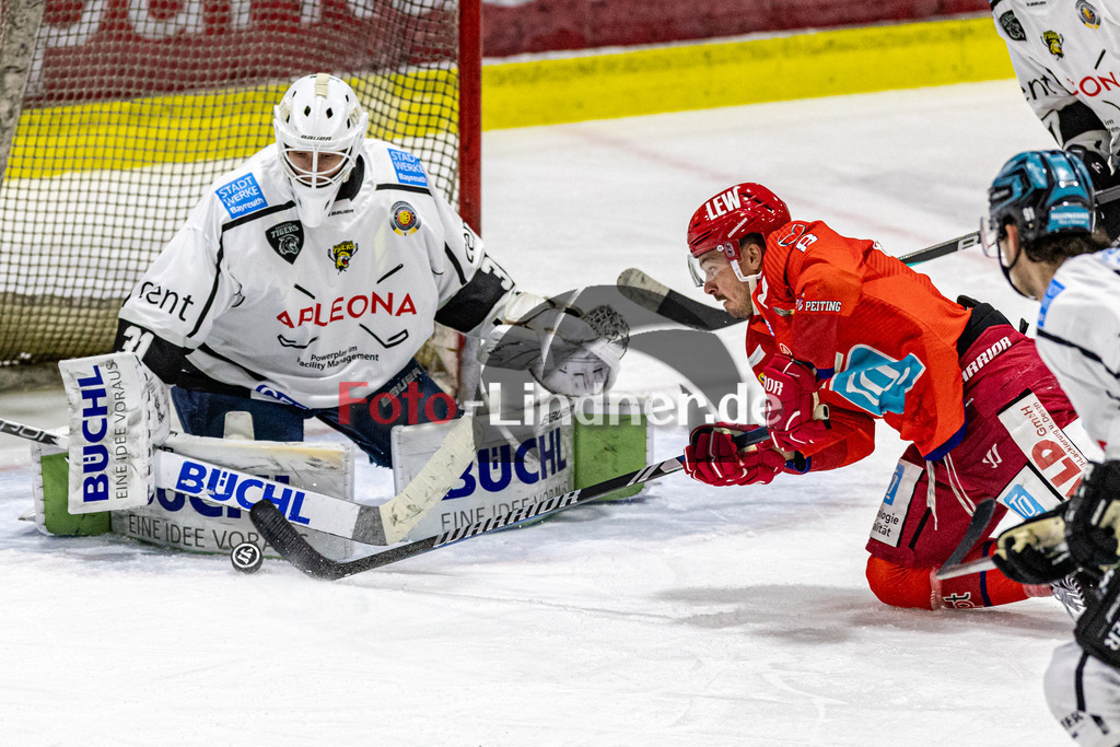 EC Peiting vs Bayreuth Tigers | Eishockey Oberliga Süd 2023/2024, EC Peiting vs Bayreuth Tigers, 20231112,
Torchance Felix BRASSARD (ECP 8),
2023-11-12 in Peiting (Eisstadion)
31 Lukas SCHULTE (Tigers 31), 8 Felix BRASSARD (ECP 8)
Copyright: WolfgangxLindner foto-lindner.de