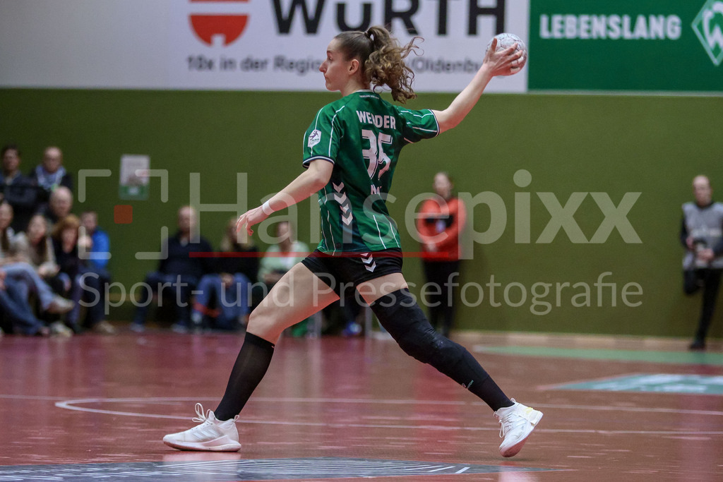 Handball, 2. Bundesliga Frauen, SV Werder Bremen - Bergischer HC | Lara Niemann (SV Werder Bremen, 35) Freisteller am Ball, Einzelfoto, Spielszene, Aktion, Action