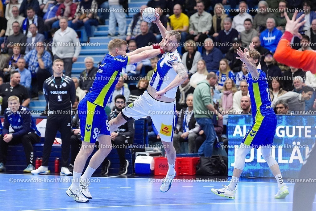xYDRx19022601029 | 19.02.2026, xydrx, Handball, 1.HBL, VfL Gummersbach - ThSV Eisenach, Schwalbe-Arena: Ellidi Vidarsson (VfL Gummersbach #4) 7z/ Dominik Solak (ThSV Eisenach #30)  Photo: xYannisxDreimannxPressefotoKochx
