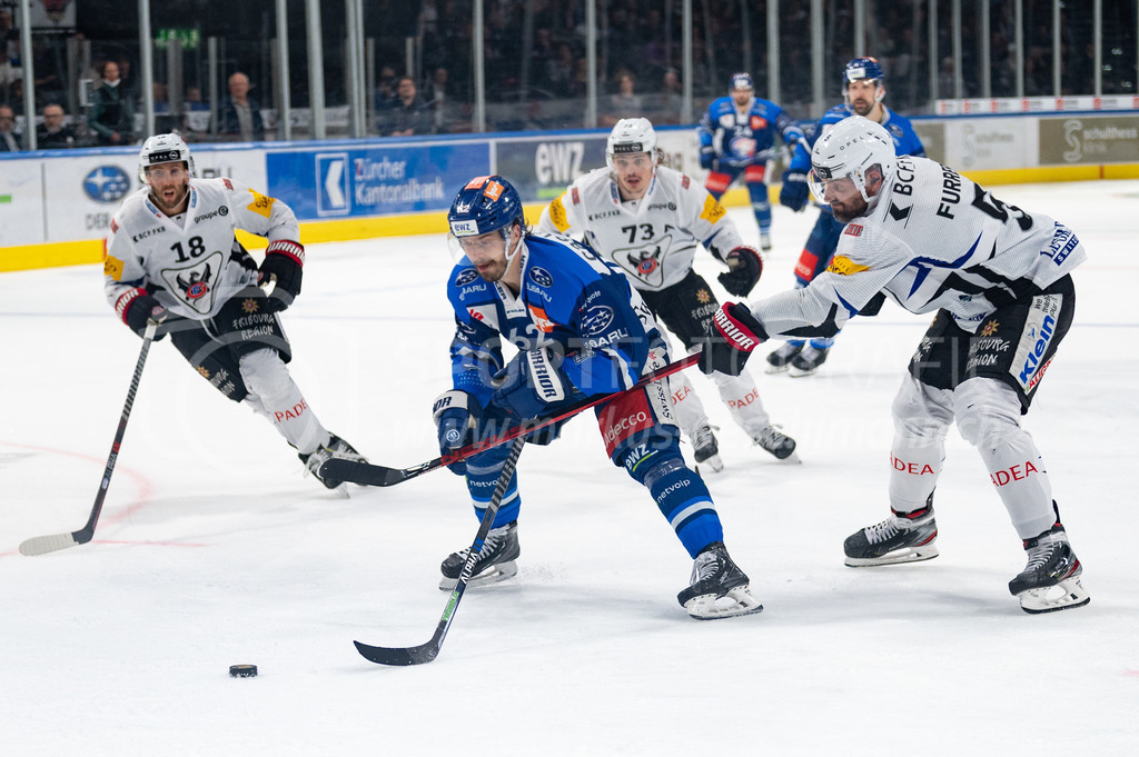Swiss National League: Semifinals Game 4: ZSC Lions - Fribourg-Gotteron | 14.04.2022, Zürich, Hallenstadion, Swiss National League: Semifinals Game 4: ZSC Lions - Fribourg-Gotteron, #5 Philippe Furrer (Fribourg) schlägt #62 Denis Malgin (ZSC) den Stock aus der Hand und kassiert eine Strafe. - Realisiert mit Pictrs.com