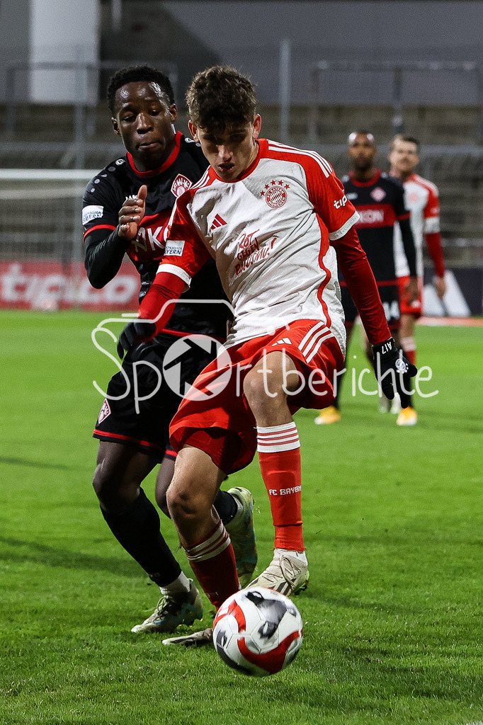 FC Bayern Amateure - FC Wuerzburger Kickers | Benjka CACIEL (FWK #19) im Duell mit Younes AITAMER (FCB #17) / Zweikampf