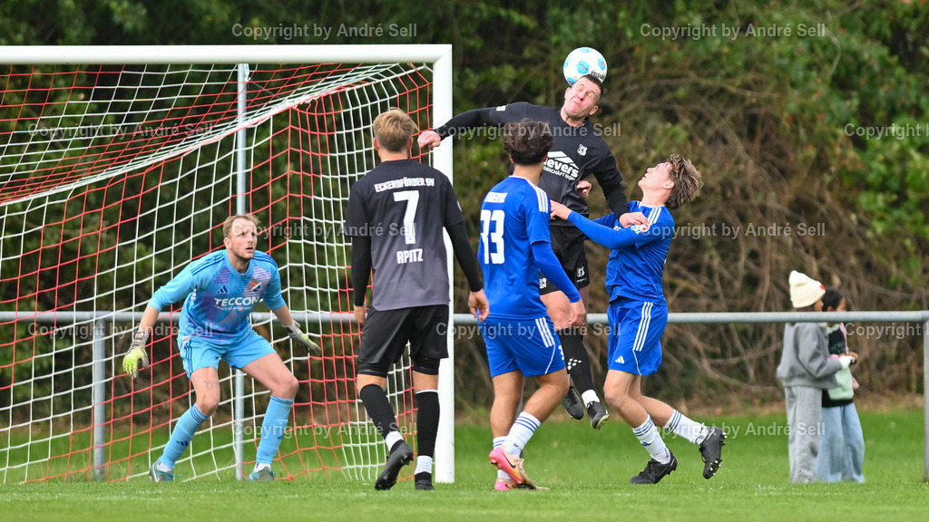 SpVg Eidertal Molfsee vs Eckernförder SV | Fynn Mohr (Molfsee #1) &amp; Siyabend Salih Ramo (Molfsee #33) &amp; Johannes Kristen (Molfsee #24) vs Leon Apitz (ESV #7) &amp; Nils Wölki (ESV #24) / Fußball-Landesliga Schleswig Männer 2025/2026 / SpVg Eidertal Molfsee vs Eckernförder SV / Platz A / Molfsee / 27.09.25 - Realisiert mit Pictrs.com