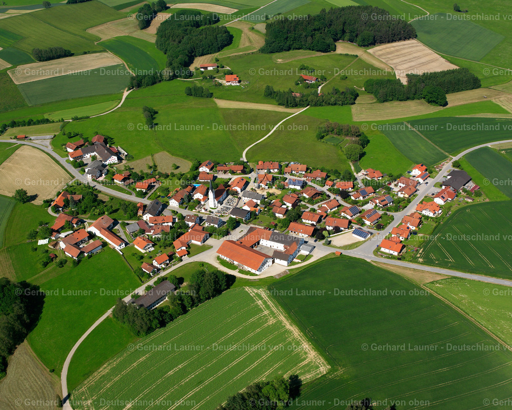 2600897 | ARBING 09.06.2006 Landwirtschaftliche Nutzflächen und Feldgrenzen  umsäumen das Siedlungsgebiet des Dorfes in Arbing im Bundesland Bayern, Deutschland // Agricultural land and field boundaries surround the settlement area of the village  in Arbing in the state Bavaria, Germany Foto: Gerhard Launer