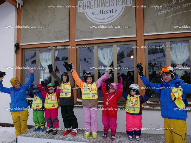 Gruppe Anna Maria _ Yannes | Photos von der Skischule Warth - Realisiert mit Pictrs.com