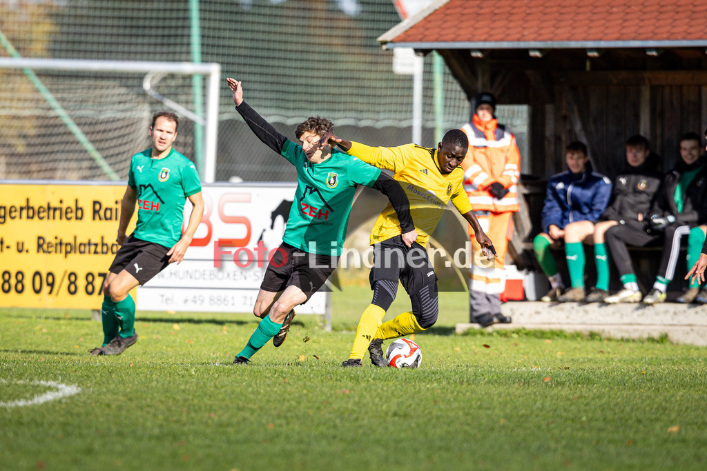SV Wessobrunn-Haid gegen TSV Schongau | Fußball Herren A-Klasse Gruppe 8 Zugspitze 2025/26 13. Spieltag, SV Wessobrunn-Haid gegen TSV Schongau, 20251026,Zweikampf,2025-10-26 in Wessobrunn (Sportplatz Wessobrunn), Hassan BAH (TSV Schongau 16), Andreas TIMMERMANN (SV Wessobrunn-Haid 14)Copyright: WolfgangxLindner www.foto-lindner.de