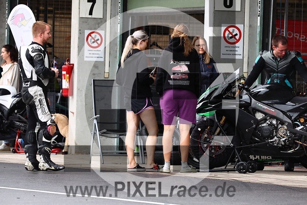 social-20250830_08363 | Schöne Erinnerungen an spannende Momente - das festzuhalten ist unser Job. PIXELrace.de ist seit 2003 auf den Rennstrecken Europas unterwegs um die Action draußen beim Fahren und die wunderbare Stimmung imm Fahrerlager für euch einzufangen.