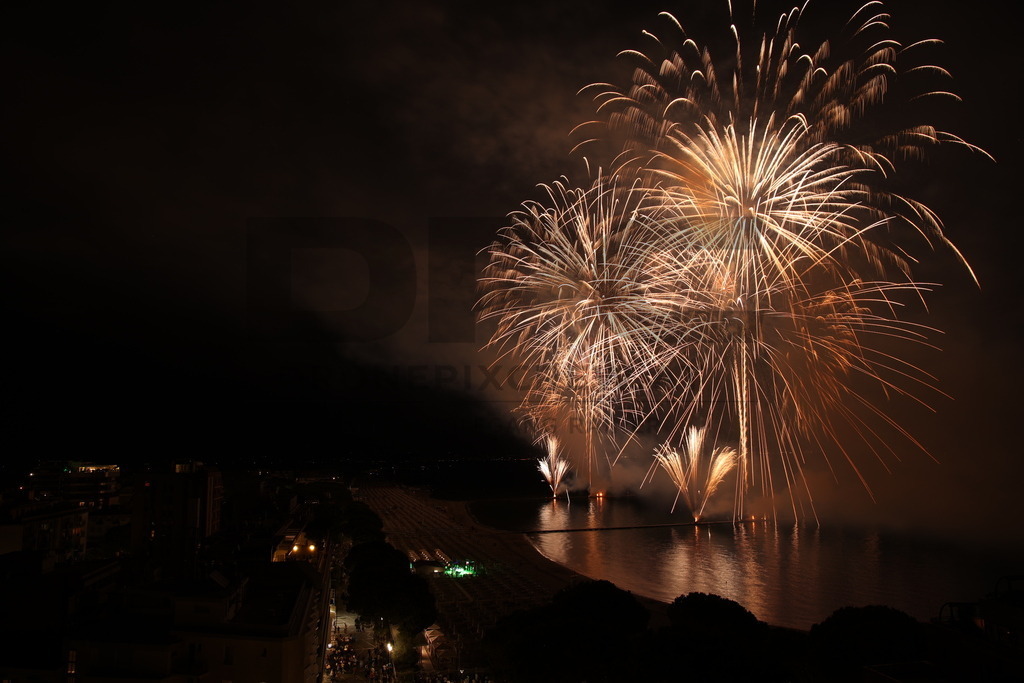 Ferragosto Fireworks in Grado, Italy | GRADO, ITALY, 15.AUG.26 - FIREWORKS - Ferragosto fireworks over the Adriatic Sea in Grado, Italy. Colorful fireworks light up the night sky above the beach, coastline and waterfront during the traditional summer celebration. - Realisiert mit Pictrs.com