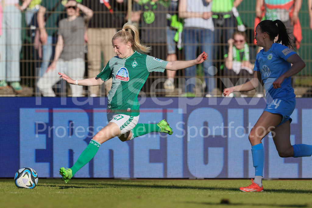 Fussball, Google Pixel Frauen-Bundesliga, SV Werder Bremen - VfL Wolfsburg | v.li.: Nina Lührßen (SV Werder Bremen, 27) und Joelle Wedemeyer (VfL Wolfsburg, 24) im Laufduell, Zweikampf, Duell, Dynamik, Aktion, Action, Spielszene, DIE DFB-RICHTLINIEN UNTERSAGEN JEGLICHE NUTZUNG VON FOTOS ALS SEQUENZBILDER UND/ODER VIDEOÄHNLICHE FOTOSTRECKEN. DFB REGULATIONS PROHIBIT ANY USE OF PHOTOGRAPHS AS IMAGE SEQUENCES AND/OR QUASI-VIDEO.