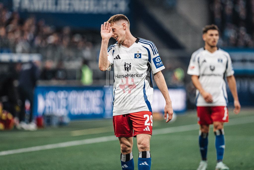 Fußball | Männer | Saison 2024/2025 | 2. Fußball-Bundesliga | 29. Spieltag | Hamburger SV vs. Eintracht Braunschweig | 11.04.2025 | Emir Sahiti (#29, HSV) winkt ab