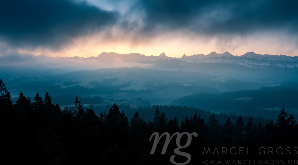 just before sunrise | Sunrise scenery over the Bernese Alps with Schreckhorn, Finsteraarhorn, Eiger, Mönch and Jungfrau in the distance - Realisiert mit Pictrs.com
