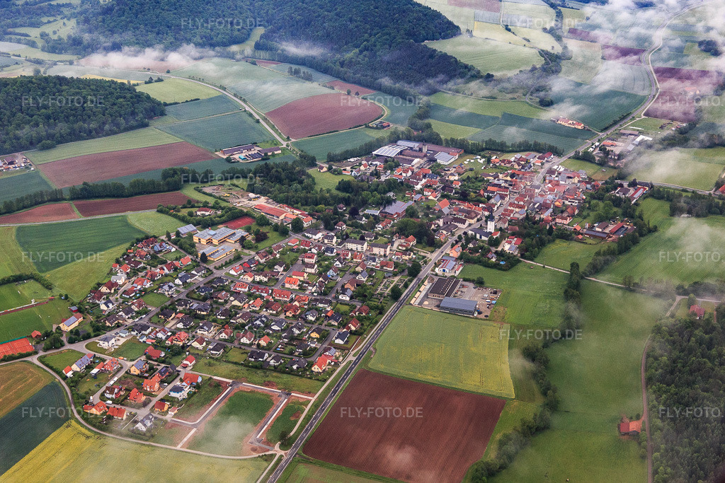 Luftbild: Ortsansicht von Westen im Ortsteil Untersteinbach in Rauhenebrach im Bundesland Bayern in Deutschland. Foto: IMG_099741.jpg vom 25.05.2017 durch Werner Riehm/FLY-FOTO.de