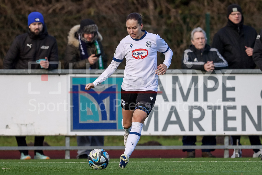 Fussball, Testspiel Frauen, DSC Arminia Bielefeld - SV Werder Bremen | v.li.: Leonie Heitlindemann (Arminia Bielefeld, 6) am Ball, Freisteller, Einzelbild, Ganzkörper, Aktion, Action, Spielszene