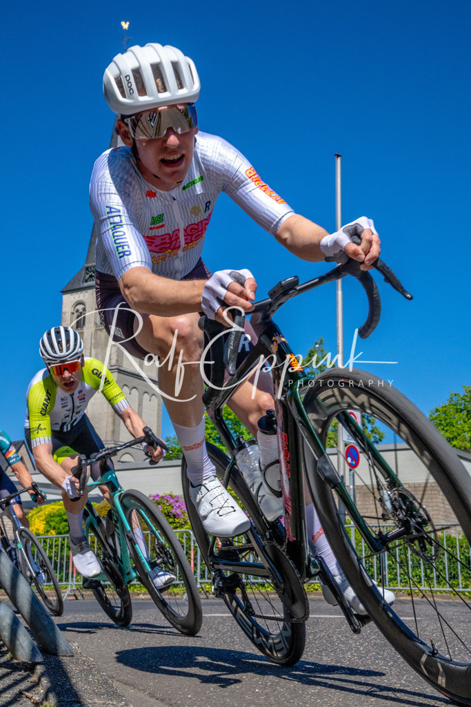 Spurt in den Mai 2026 - Großer Preis der Sparkasse Neuss | Annual one-day road cycling race "Großer Preis der Sparkasse Neuss" held in Büttgen, Germany, organized by VfR Büttgen 1912 e.V. The event features multiple races across all age categories from U11 youth to Elite men. - Realisiert mit Pictrs.com