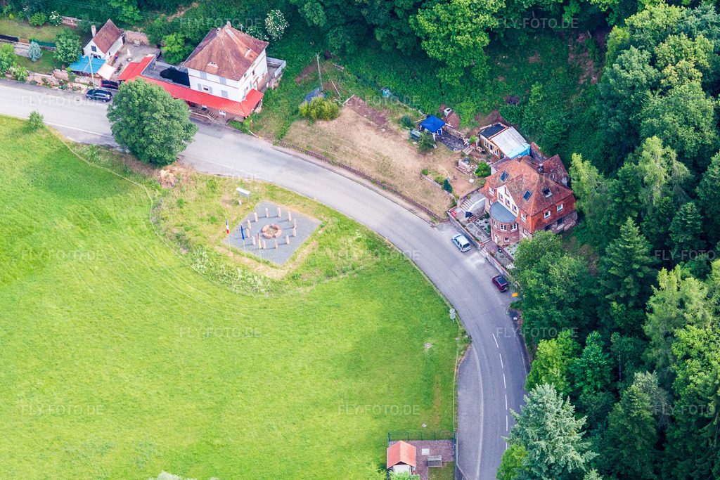 Luftbild: Geschichts- Denkmal zur Europäischen Union am deutsch-französischen Grenzübergang St. Germanshof in Wissembourg im Ortsteil Sankt Germanshof in Bobenthal im Bundesland Rheinland-Pfalz in Deutschland. Foto: IMG_100711.jpg vom 05.06.2017 durch Werner Riehm/FLY-FOTO.de
