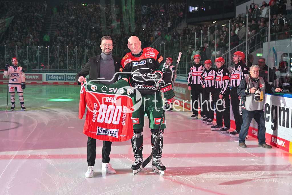 Augsburger Panther - Schwenninger Wild Wings | Vor der Partie wird Denis REUL (Augsburger Panther #29) fuer sein 800stes / 800 / DEL Spiel geehrt / Max HORBER / DEL: Augsburger Panther - Schwenninger Wild Wings, Curt Frenzel Stadion am 24.01.2025