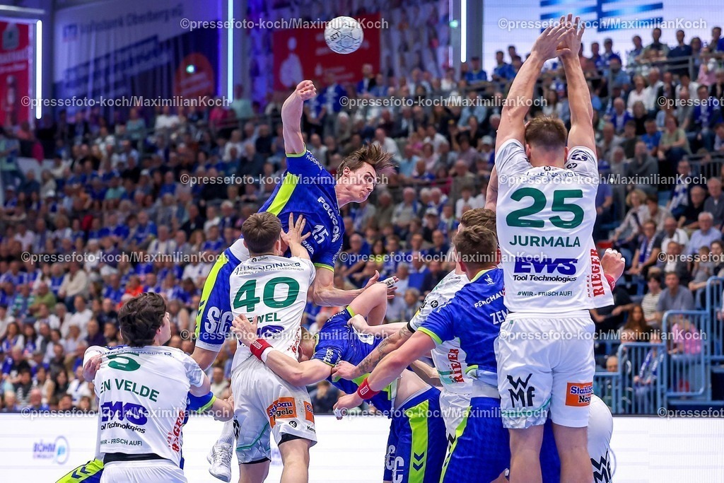 Gum30042601124 | 30.04.2026, Handball, 1. HBL, VfL Gummersbach - Frisch Auf! Göppingen, Saison 2025 / 2026 Herren, Schwalbe-Arena: Miro Schluroff (VfL Gummersbach #15) wirft den Ball auf das Tor gegen Ludvig Aström (Frisch Auf Göppingen #25) Elias Newel (Frisch Auf Göppingen #40) 