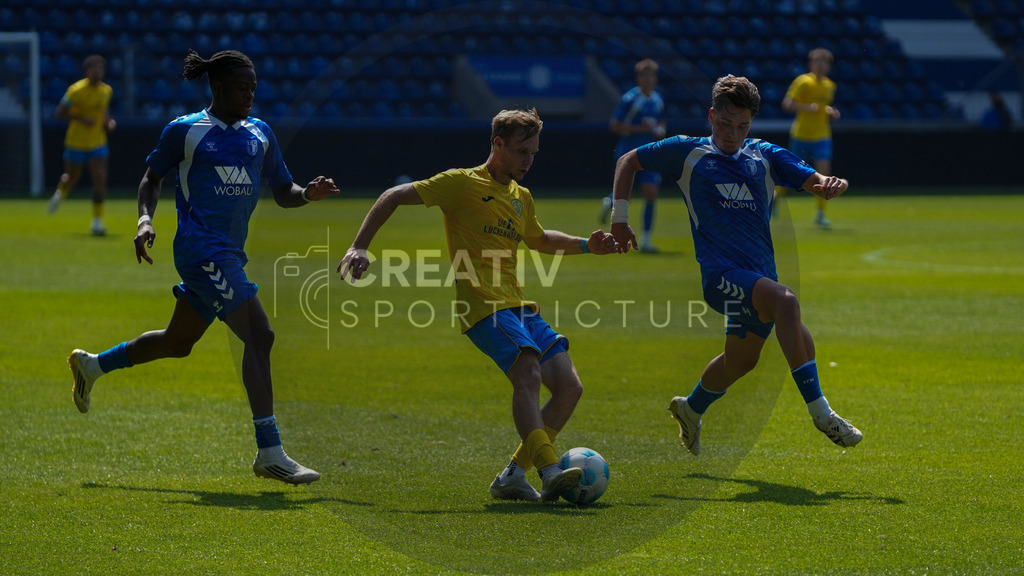 Fußball, Herren, Saison 2025/2026, Regionalliga Nordost, 3. Spieltag, 1.FC Magdeburg II vs. FSV 63 Luckenwalde, Samstag 09.08.2025, Avnet Arena Magdeburg | Fußball, Herren, Saison 2025/2026, Regionalliga Nordost, 3. Spieltag, 1.FC Magdeburg II vs. FSV 63 Luckenwalde, Samstag 09.08.2025, Avnet Arena Magdeburg, Im Bild: v.l. Pierre Nadjombe (Magdeburg), Fabio Schneider (Luckenwalde) und Willi Kamm (Magdeburg) - Realisiert mit Pictrs.com